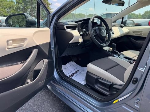Used 2025 Toyota Corolla LE FWD image 12