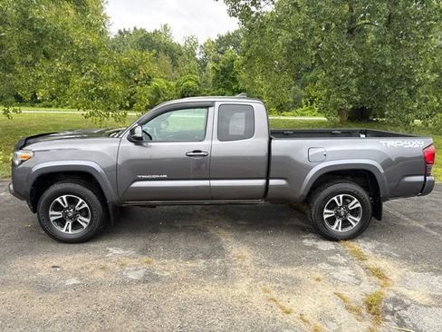 Used 2018 Toyota Tacoma TRD Sport AWD/4WD image 4