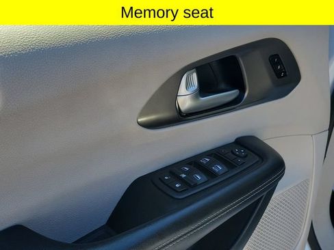 Certified 2024 Chrysler Pacifica Touring-L FWD image 22
