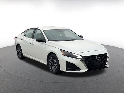 Used 2025 Nissan Altima 2.5 SV image 3