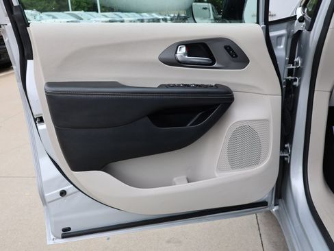 Used 2024 Chrysler Pacifica Touring-L FWD image 10