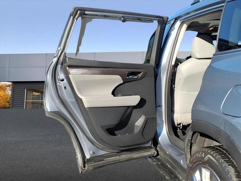 Used 2022 Toyota Highlander Limited image 11