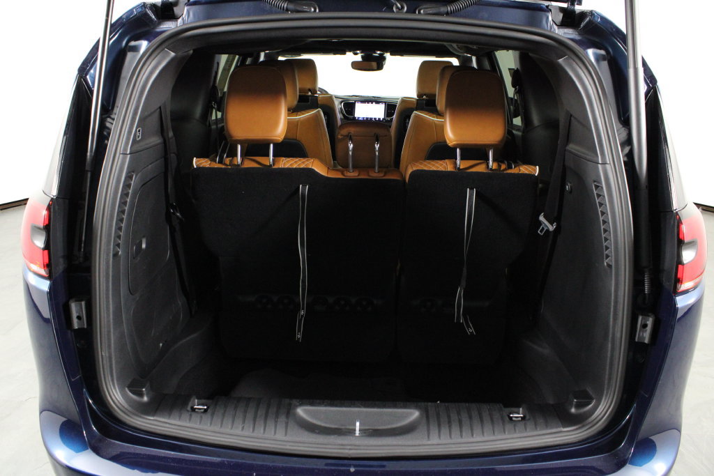 Used 2025 Chrysler Pacifica Pinnacle FWD image 16