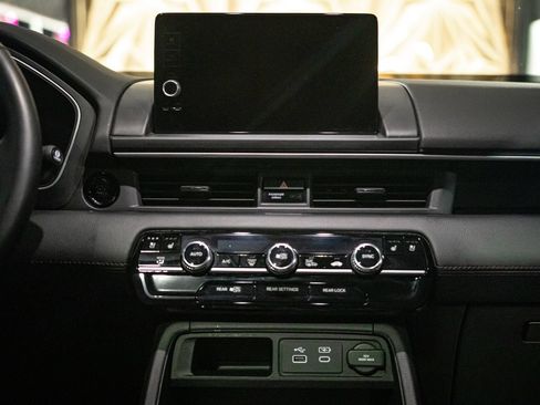Used 2025 Honda Pilot Black Edition image 17