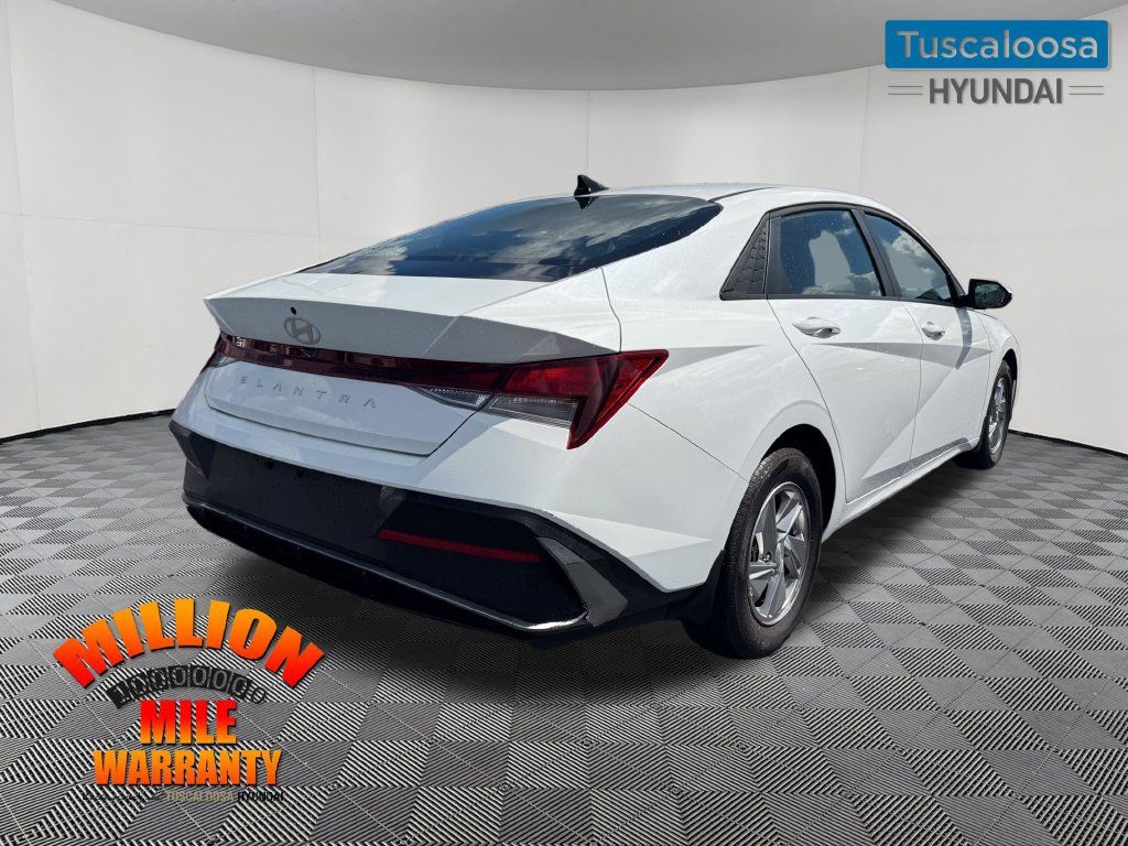 Used 2025 Hyundai Elantra SE FWD image 3