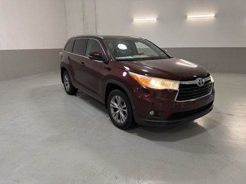 Used 2014 Toyota Highlander XLE AWD/4WD image 3