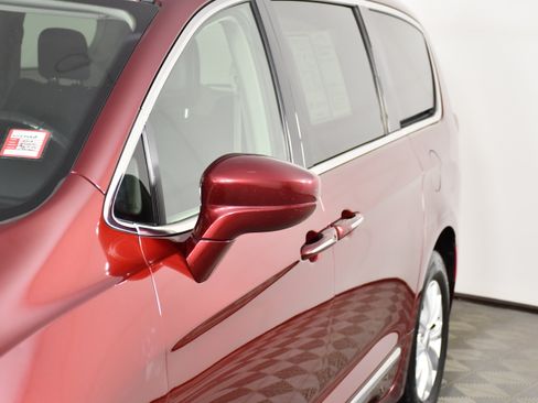 Used 2019 Chrysler Pacifica Touring-L FWD image 13
