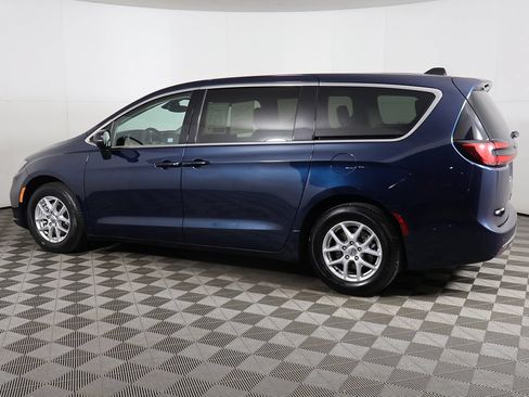 Used 2023 Chrysler Pacifica Touring-L FWD image 14