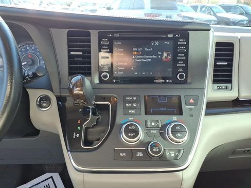Used 2019 Toyota Sienna XLE Premium image 22