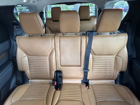 Used 2017 Land Rover Discovery HSE AWD/4WD image 11