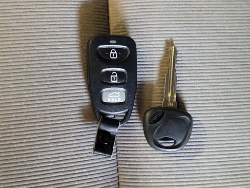 Used 2017 Hyundai Elantra SE image 32