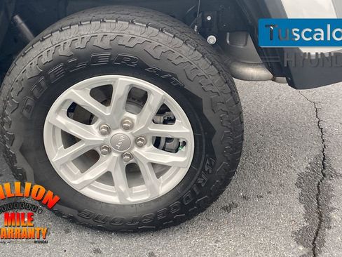 Used 2023 Jeep Gladiator Sport image 12