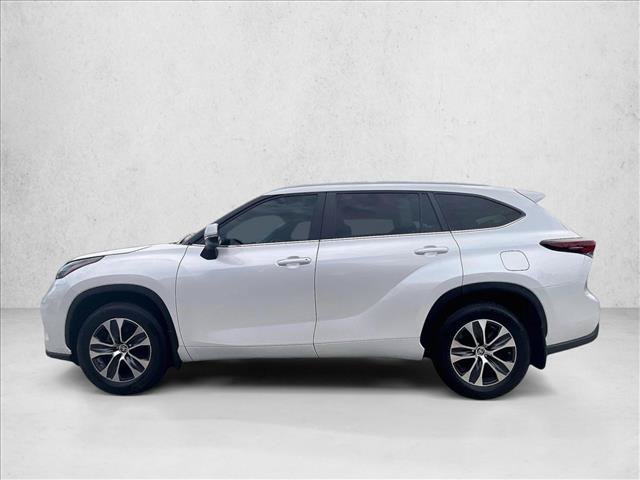 Used 2024 Toyota Highlander XLE FWD image 4