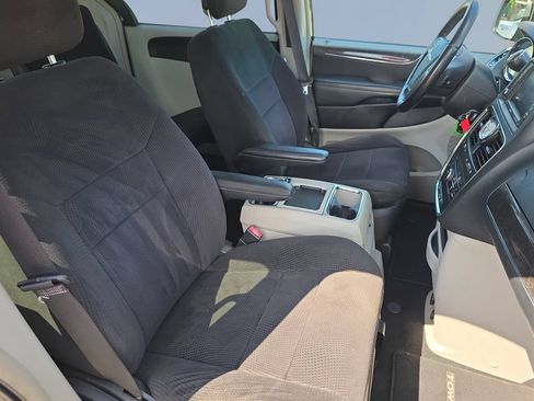 Used 2011 Chrysler Town & Country Touring FWD image 31