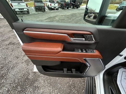 Used 2024 GMC Sierra 2500 Denali Ultimate image 9