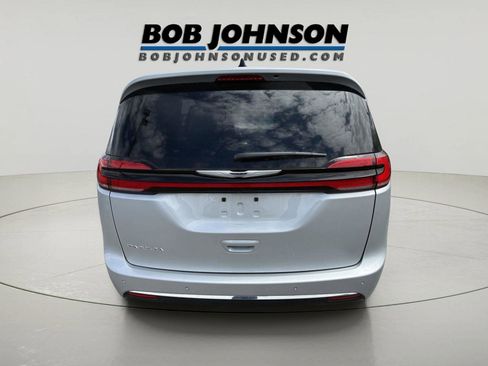 Used 2024 Chrysler Pacifica Touring-L FWD image 4