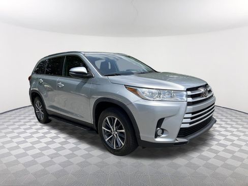 Used 2019 Toyota Highlander XLE FWD image 3