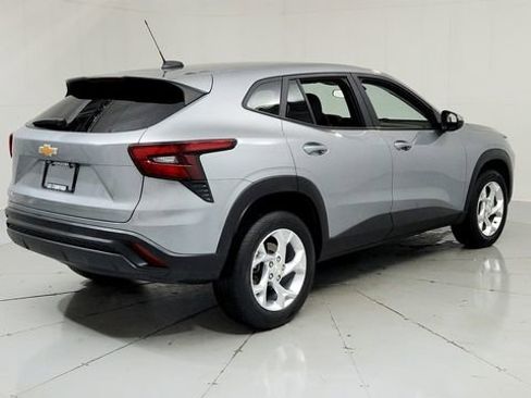 Used 2025 Chevrolet Trax LS w/ LS Convenience Package image 5