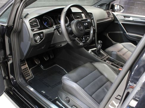 Used 2017 Volkswagen Golf R 4-Door image 21