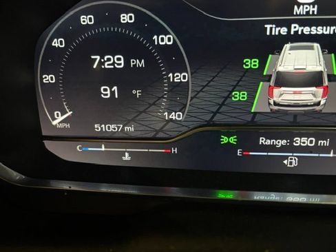 Certified 2023 GMC Yukon SLT w/ SLT Luxury Package AWD/4WD image 5