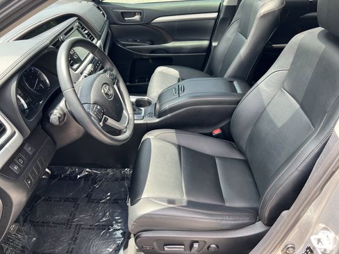 Used 2019 Toyota Highlander XLE FWD image 10