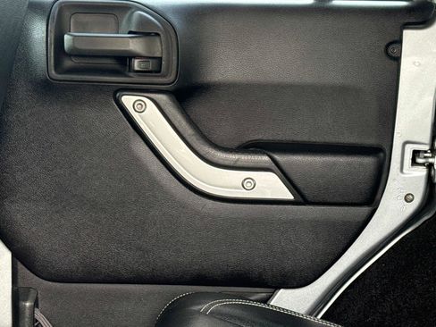 Used 2015 Jeep Wrangler Unlimited Rubicon image 15