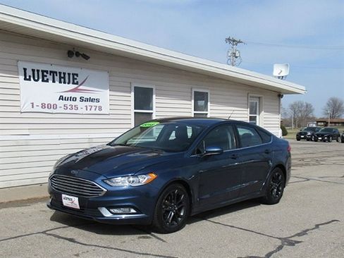 Used 2018 Ford Fusion SE w/ Equipment Group 201A FWD image 2