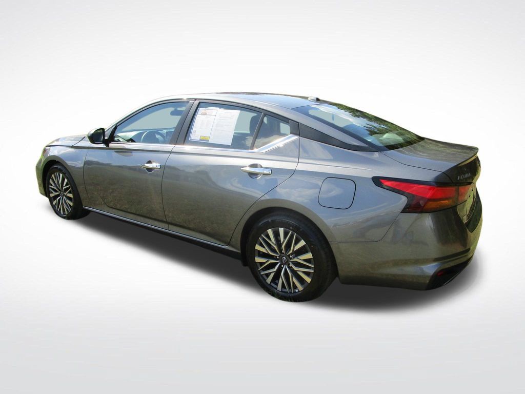 Used 2025 Nissan Altima 2.5 SV FWD image 4