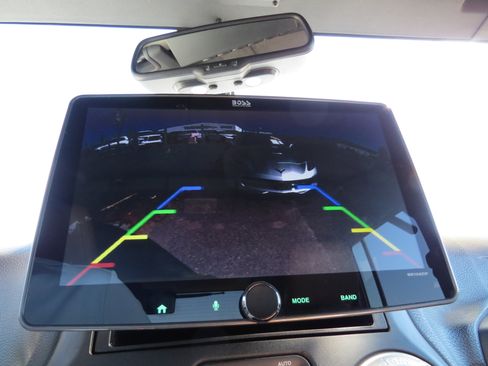 Used 2015 Jeep Wrangler Unlimited Rubicon w/ Connectivity Group image 23