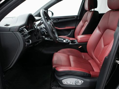 Certified 2025 Porsche Macan image 16