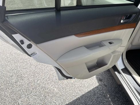 Used 2014 Subaru Outback 2.5i Limited w/ Moonroof Package AWD/4WD image 21