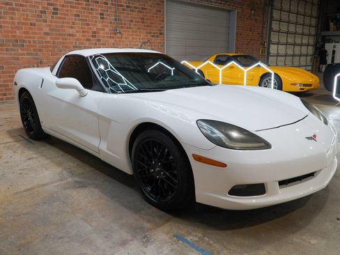 Used 2007 Chevrolet Corvette Coupe w/ Preferred Equipment Group RWD image 3