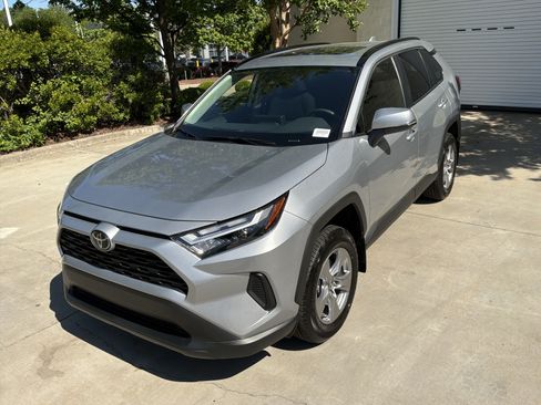 Used 2025 Toyota RAV4 XLE w/ Convenience Package image 5