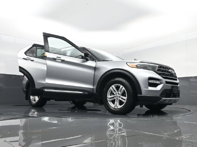Used 2020 Ford Explorer XLT w/ Equipment Group 202A AWD/4WD image 32