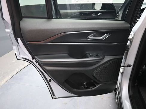 Used 2024 Jeep Grand Cherokee Laredo AWD/4WD image 14