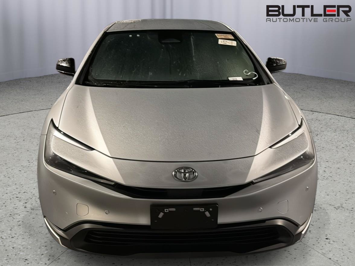 Used 2025 Toyota Prius LE FWD image 4