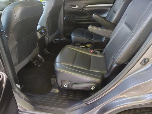 Used 2017 Toyota Highlander XLE AWD/4WD image 11