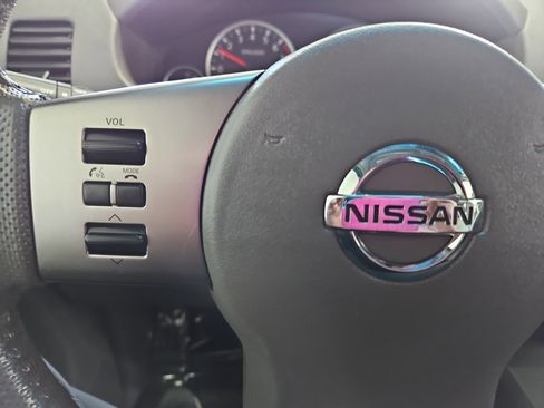 Used 2011 Nissan Frontier SL image 13