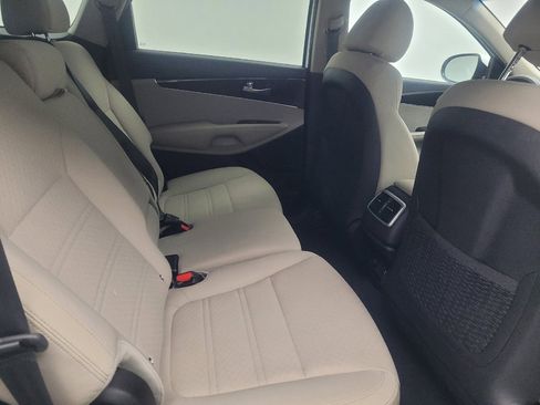 Used 2019 Kia Sorento LX image 19