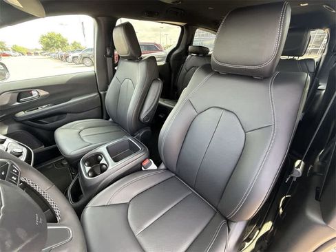 New 2025 Chrysler Pacifica Select image 10