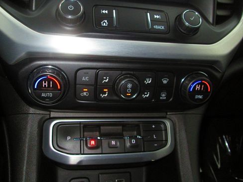 Used 2021 GMC Acadia SLE image 18