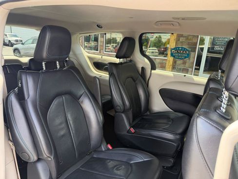 Used 2021 Chrysler Pacifica Touring-L FWD image 20