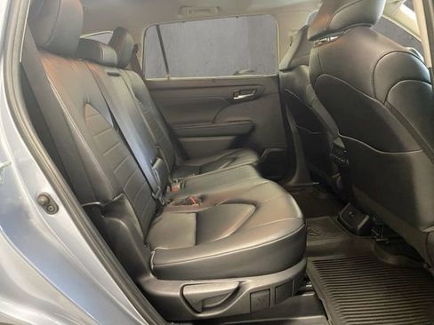 Used 2023 Toyota Highlander XLE AWD/4WD image 23