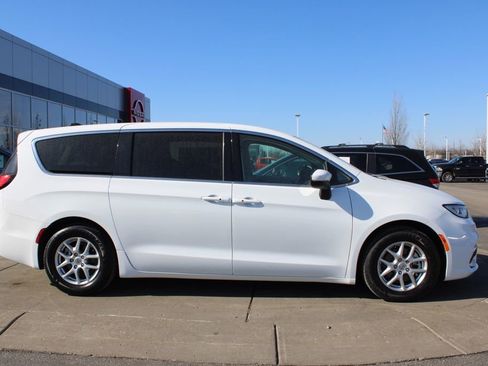 Used 2023 Chrysler Pacifica Touring-L image 6