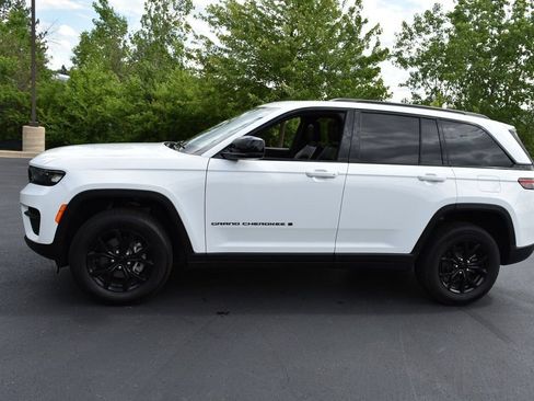 Certified 2024 Jeep Grand Cherokee Altitude AWD/4WD image 8