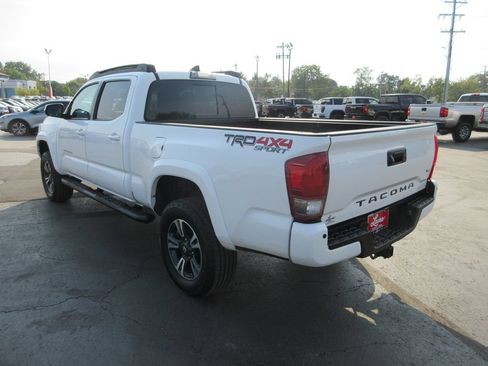 Used 2017 Toyota Tacoma TRD Sport AWD/4WD image 8