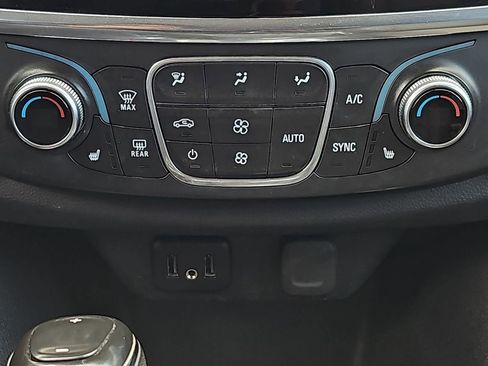 Used 2020 Chevrolet Traverse LT FWD image 27