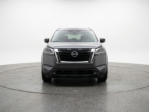 Used 2025 Nissan Pathfinder SV image 2
