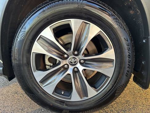 Used 2023 Toyota Highlander XLE image 26