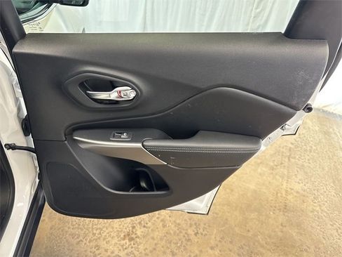 Used 2022 Jeep Cherokee Limited image 26